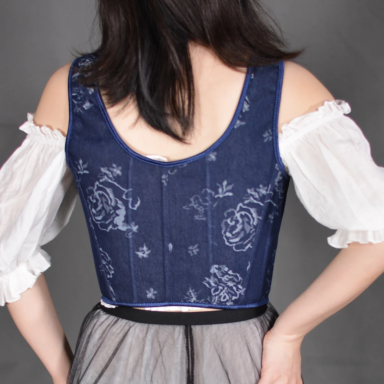 détail du corset jeans vintage