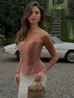 Femme portant un corset moderne associé à une tenue élégante