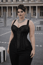 corset neo gothique noir grande taille porte femme elegante pantalon tailleur noir palais royal paris colonnes noir blanc