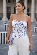 bustier corset blanc floral violet femme pantalon blanc palais royal paris silhouette élégante