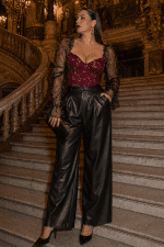 Bustier corset bordeaux floral brodé porté au Palais Garnier sur le grand escalier, look haute couture avec pantalon similicuir noir et escarpins vernis