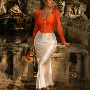 bustier corset orange brulé manches longues dentelle jupe satin beige jardin du luxembourg fontaine medicis paris golden hour