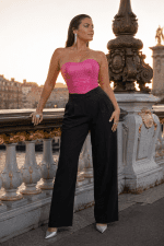 Bustier corset rose paillettes porté au Pont Alexandre III à Paris, modèle femme taille L avec pantalon noir taille haute et escarpins argentés