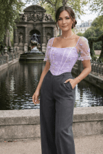 bustier lavande fleuri en tulle transparent avec broderies florales porté par femme 45 ans au jardin du luxembourg fontaine medicis paris pantalon tailleur gris anthracite taille haute