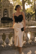 Bustier noir à plumes dentelle porté avec jupe satin champagne au Jardin du Luxembourg devant la fontaine Médicis à Paris à l’heure dorée