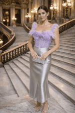 bustier violet à plumes en tulle avec jupe midi satin argent taille haute porté par femme 45 ans au palais garnier grand escalier marbre paris