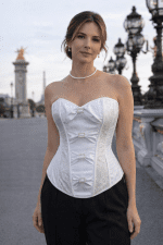 corset blanc dentelle femme élégante porté avec pantalon noir sur le pont Alexandre III à Paris