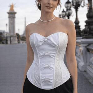 corset blanc dentelle femme élégante porté avec pantalon noir sur le pont Alexandre III à Paris