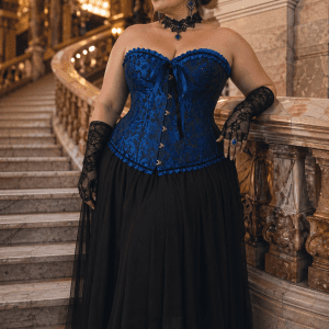 Corset bleu roi brocart gothique romantique chic porté par une femme élégante au Palais Garnier sur le grand escalier en marbre, style éditorial haute couture