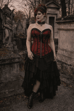corset brocart rouge floral avec finitions noires porté avec jupe longue asymétrique noire au cimetière du père lachaise style gothique romantique éditorial