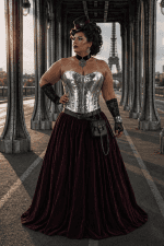 Femme 4XL portant un corset steampunk argent effet serpent avec jupe longue velours bordeaux au Pont Bir-Hakeim Paris Tour Eiffel