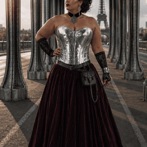 Femme 4XL portant un corset steampunk argent effet serpent avec jupe longue velours bordeaux au Pont Bir-Hakeim Paris Tour Eiffel