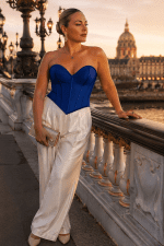 corset bustier bleu cobalt coupe coeur pantalon palazzo satin blanc pont alexandre III paris golden hour