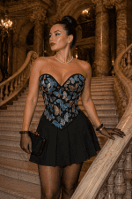 Corset bustier brocart papillon noir porté au Palais Garnier sur le grand escalier, look haute couture avec jupe plissée noire et gants en tulle