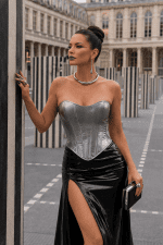 corset bustier gothique gris metallise femme 45 ans palais royal colonnes buren paris jupe pvc noire fente haute look moderne