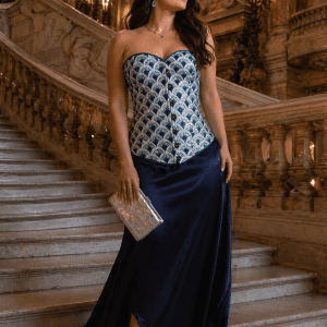 Corset camaïeu bleu vert style plumes de paon au Palais Garnier Paris, modèle femme XL avec jupe satin bleu nuit sur grand escalier