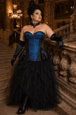Corset gothique romantique bleu saphir grande taille à motifs baroques porté avec jupe tulle noire au Palais Garnier à Paris
