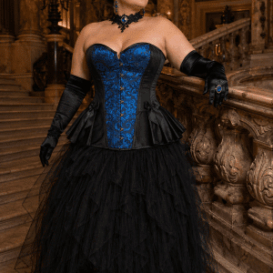 Corset gothique romantique bleu saphir grande taille à motifs baroques porté avec jupe tulle noire au Palais Garnier à Paris