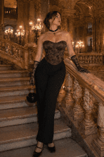 Corset marron brocard vintage romantique porté avec pantalon tailleur noir au Palais Garnier dans le grand escalier à Paris