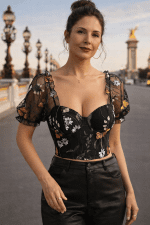 bustier corset noir floral avec manches en tulle bouffantes femme élégante pantalon similicuir noir pont alexandre III paris