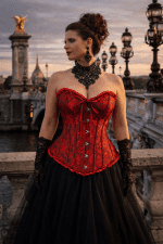 corset gothique romantique rouge en brocart à motifs baroques ton sur ton porté avec jupe en tulle noir sur le pont alexandre III au coucher de soleil