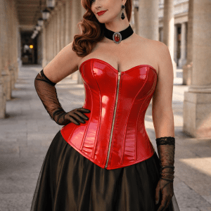 corset rouge effet latex brillant sans bretelles avec fermeture zip porté avec jupe satin noir au palais royal paris