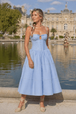 Robe bustier corset bleu plissée portée au Jardin du Luxembourg à Paris devant le Sénat, modèle femme 45 ans taille L avec espadrilles compensées