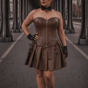 Robe corset bustier marron en similicuir avec zip portée au pont Bir-Hakeim à Paris style steampunk taille normale