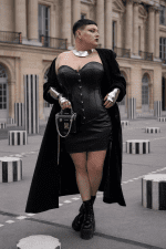 Robe corset noire grande taille steamgoth au Palais Royal Paris, modèle 4XL, style gothique éditorial avec colonnes de Buren