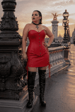 Robe corset rouge steamgoth grande taille portée au Pont Alexandre III à Paris à l’heure dorée, look gothique avec bottes hautes en cuir noir