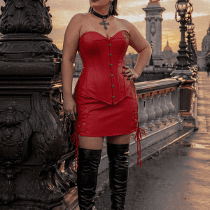 Robe corset rouge steamgoth grande taille portée au Pont Alexandre III à Paris à l’heure dorée, look gothique avec bottes hautes en cuir noir