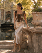 Bustier corset renaissance tapisserie fleurie marron porté avec une jupe satin champagne au Jardin du Luxembourg devant la Fontaine Médicis dans une ambiance éditoriale romantique.