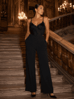 Femme portant un bustier noir à plumes et strass avec pantalon tailleur noir au Palais Garnier à Paris