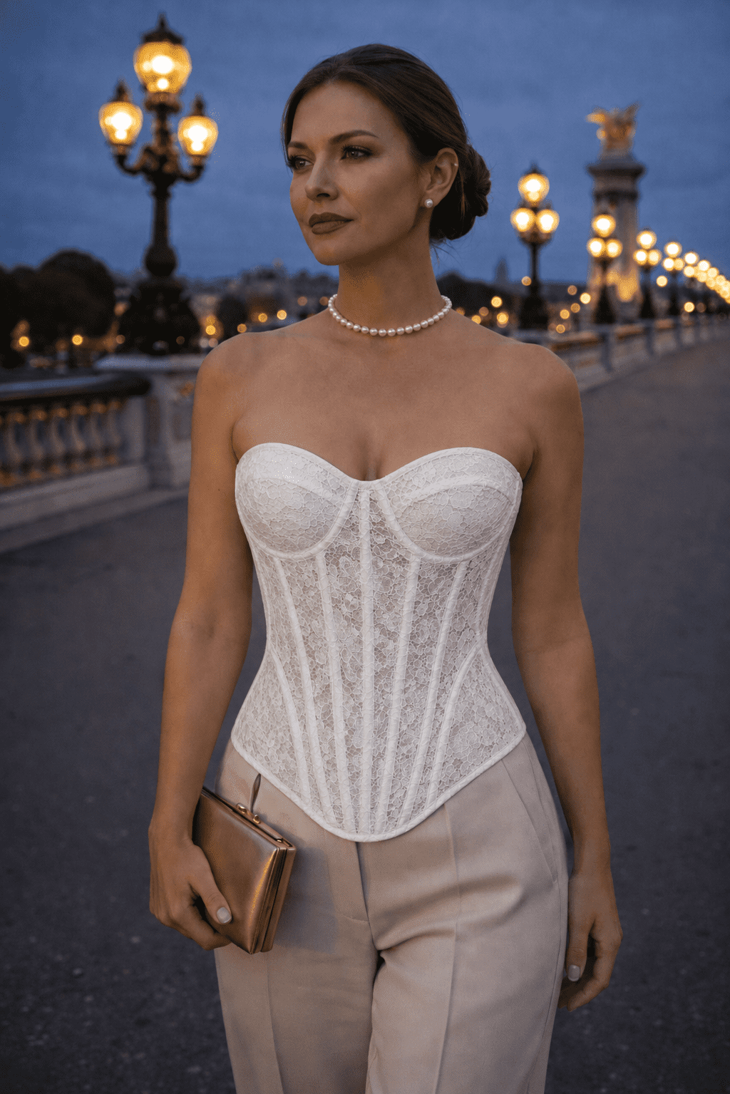 Femme élégante portant un corset blanc en dentelle à baleines d’acier sur le Pont Alexandre III à Paris au crépuscule, avec éclairage bleu hour et ambiance luxe éditoriale.