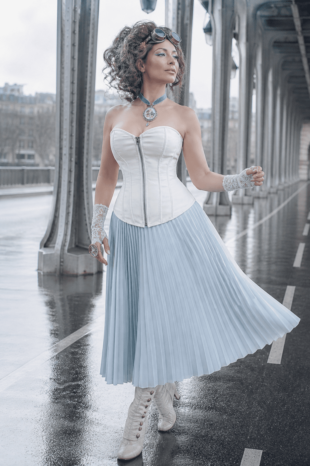 Corset blanc en similicuir porté avec jupe plissée bleu pastel au Pont Bir-Hakeim style steampunk élégant