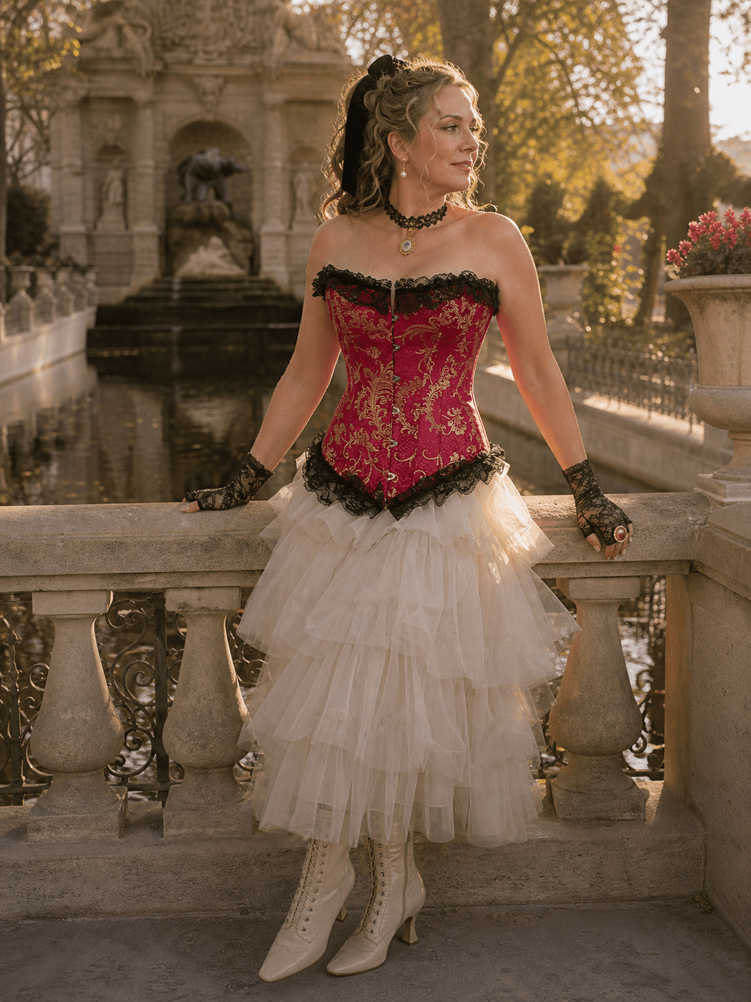 Corset brocart rose et doré porté avec jupe en tulle crème au Jardin du Luxembourg devant la fontaine de Médicis