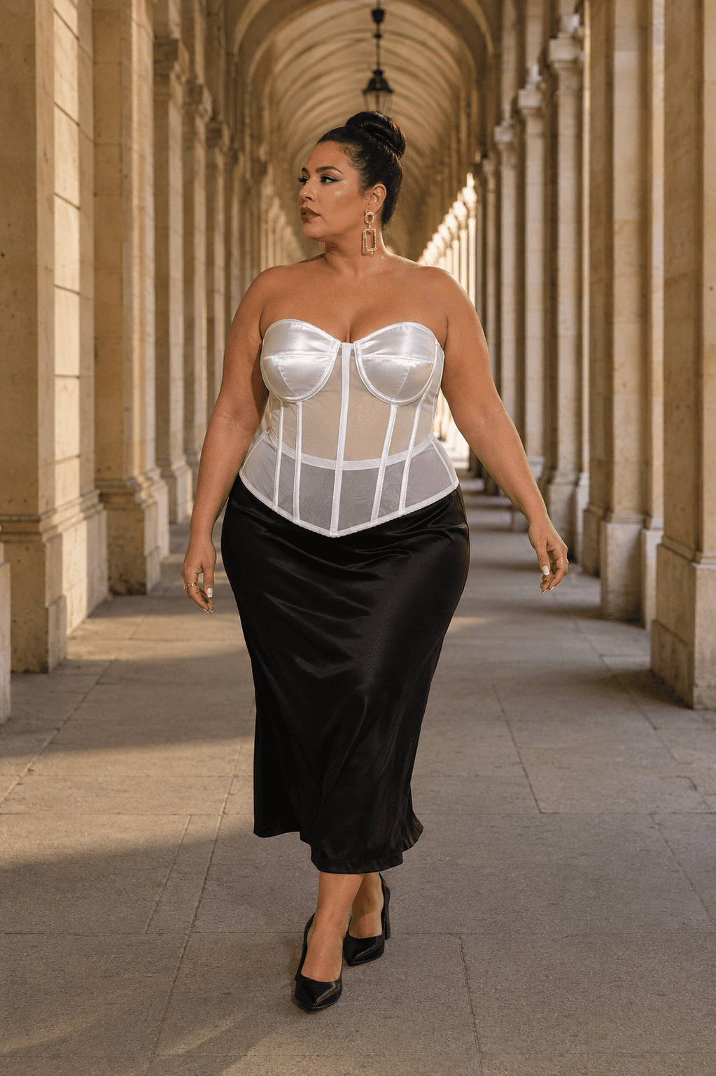Femme élégante portant un corset bustier blanc transparent grande taille avec jupe satinée noire au Palais Royal à Paris