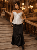 Femme portant un corset bustier blanc victorien grande taille avec motifs brocard ton sur ton au Palais Garnier à Paris, associé à une longue jupe satinée noire dans une ambiance éditoriale luxe.