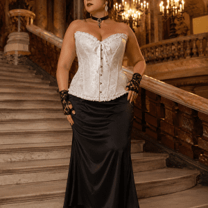Femme portant un corset bustier blanc victorien grande taille avec motifs brocard ton sur ton au Palais Garnier à Paris, associé à une longue jupe satinée noire dans une ambiance éditoriale luxe.