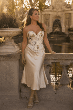 Femme de 45 ans portant un corset bustier court blanc fleuri coupe cœur avec une jupe satin champagne au Jardin du Luxembourg à Paris
