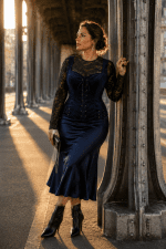 Femme portant un corset bustier bleu marine renaissance avec body dentelle noire au Pont Bir-Hakeim à Paris