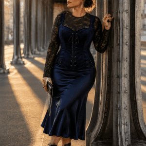 Femme portant un corset bustier bleu marine renaissance avec body dentelle noire au Pont Bir-Hakeim à Paris