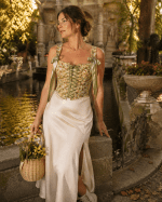 Femme portant un corset cottagecore victorien vert fleuri avec jupe satinée crème au Jardin du Luxembourg à Paris