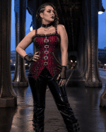Corset gothique steampunk rayé rouge et noir porté avec pantalon similicuir noir au pont Bir-Hakeim à Paris