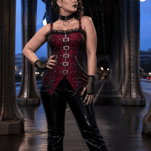 Corset gothique steampunk rayé rouge et noir porté avec pantalon similicuir noir au pont Bir-Hakeim à Paris
