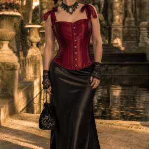 Corset gothique romantique bordeaux satin porté avec jupe noire au jardin du Luxembourg devant la fontaine de Médicis