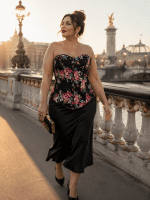 Corset en jean noir imprimé floral grande taille porté avec une jupe satin noire au Pont Alexandre III à Paris