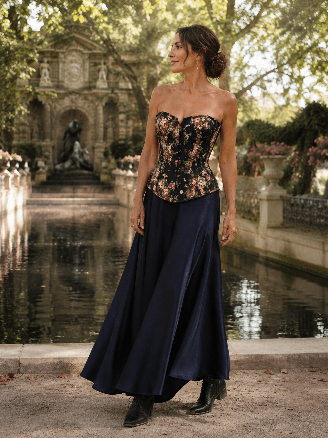 Corset noir effet jean à roses vintage porté avec une jupe longue satin bleu marine au Jardin du Luxembourg à Paris