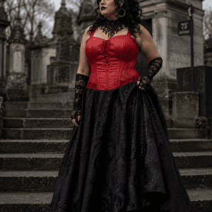 corset lingerie gothique rouge grande taille similicuir et dentelle debout pere lachaise style mode dramatique