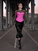 Corset rose effet latex porté avec jupe vinyle noire au pont Bir-Hakeim style cyber goth moderne